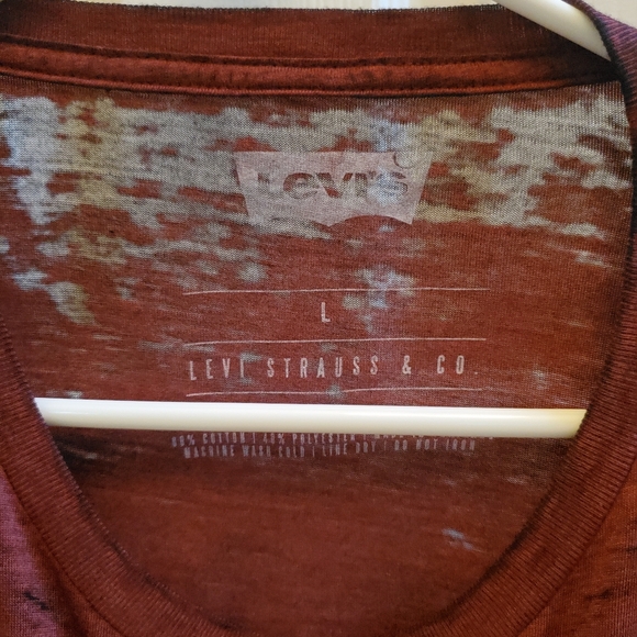 Men's Levi's Burgundy Graphic Tee with Motorcycle Design. Size L - Picture 3 of 3